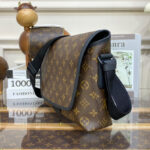 Louis Vuitton Magnetic Messenger M45557 Brown